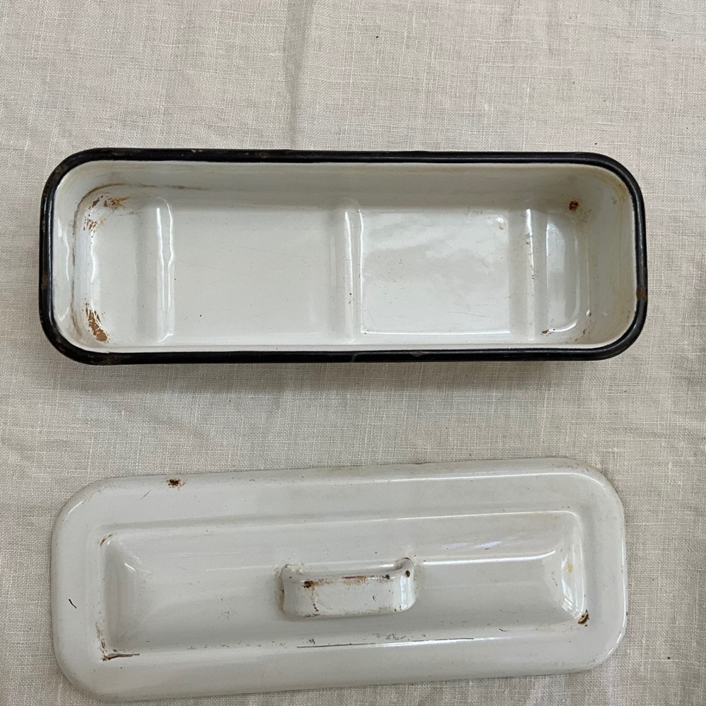 Vintage White Enamelware Lidded Medical Instrument Rustic Storage Container - Picture 5 of 8